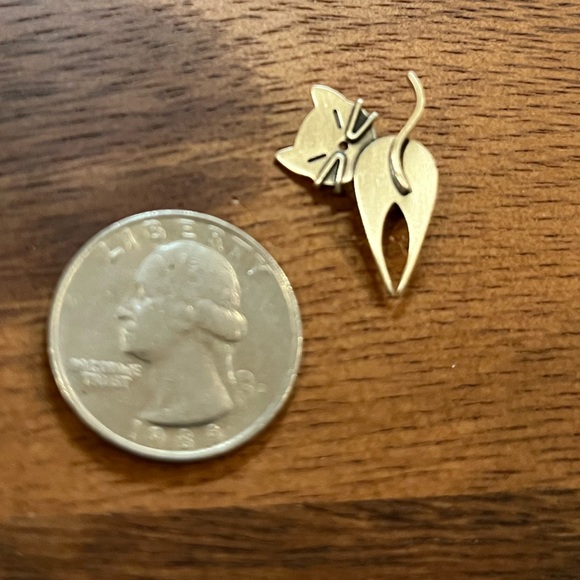 Tiny Artisan Cat Pin • Metal • Vintage - Picture 1 of 3